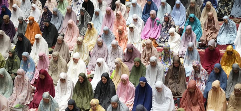 Divided opinion in Indonesia after Jokowi bans senior officials from staging events to break fast