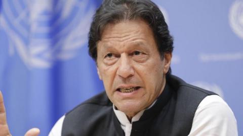Imran Khan: Clashes as Pakistan police try to arrest opposition leader