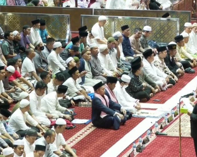 Indonesia observes first Ramadan with mosques at full capacity since pre-COVID-19