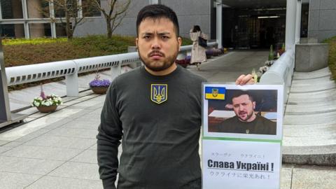 Japanese student dresses as Volodymyr Zelensky for graduation