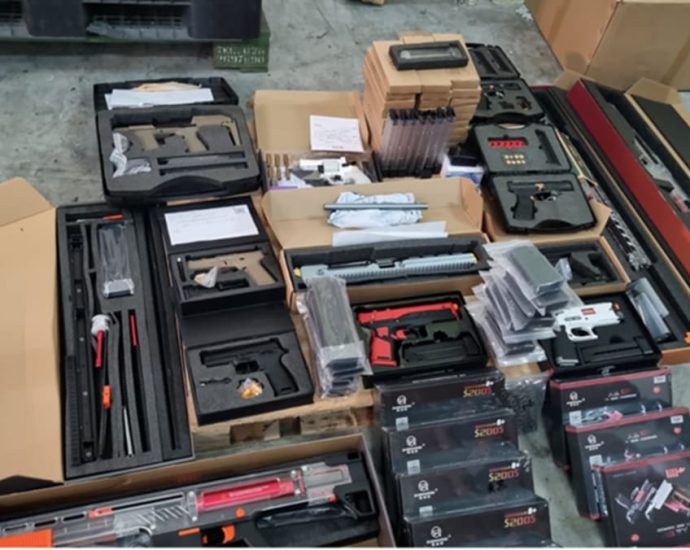 Man arrested for allegedly importing 20 replica guns, 54 magazines