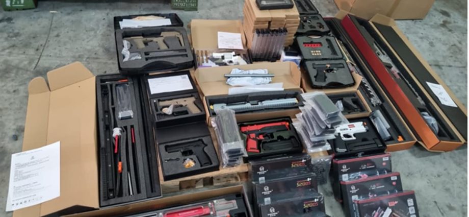 Man arrested for allegedly importing 20 replica guns, 54 magazines