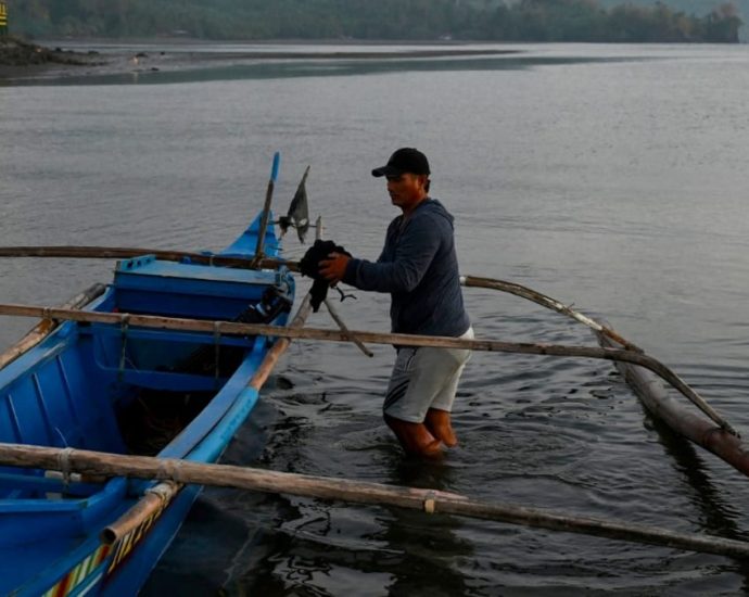 Philippine fishermen struggle as oil spill keeps them ashore