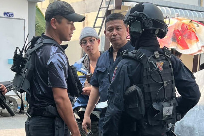 Police-shooter standoff continues in Bangkok