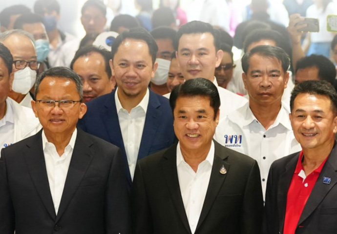 Somsak and Suriya officially join Pheu Thai