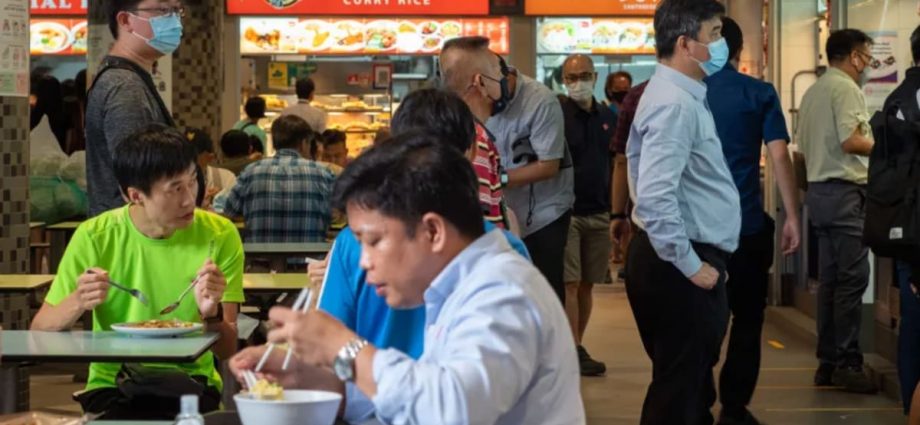 Study finds eating out cheapest in Toa Payoh, most expensive in Bishan; many food stalls didn't raise prices following GST hike