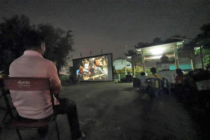 Films screened for ancestors at Chinese cemetery during festival