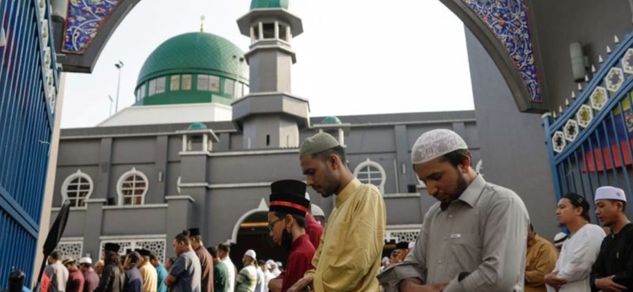 Indonesian, Malaysian Muslims celebrate Hari Raya Puasa as COVID-19 fears recede