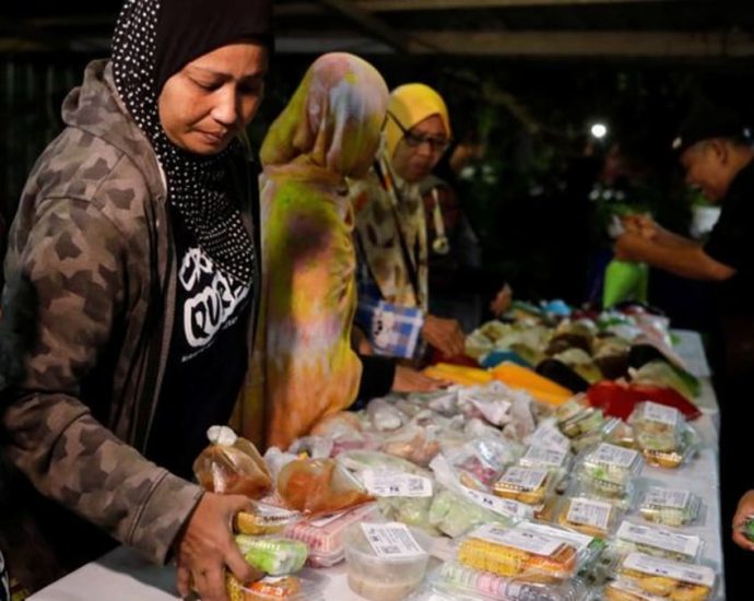 Malaysian volunteers collect food for needy to tackle Ramadan waste