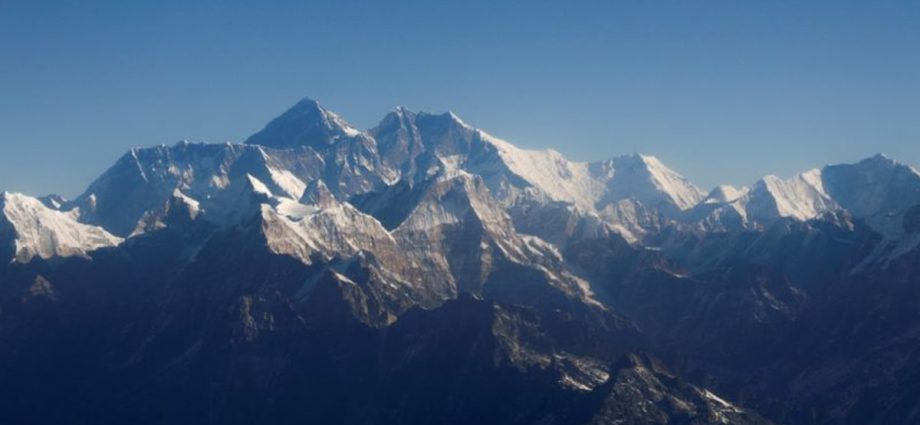 Nepal issues record 454 permits for Everest