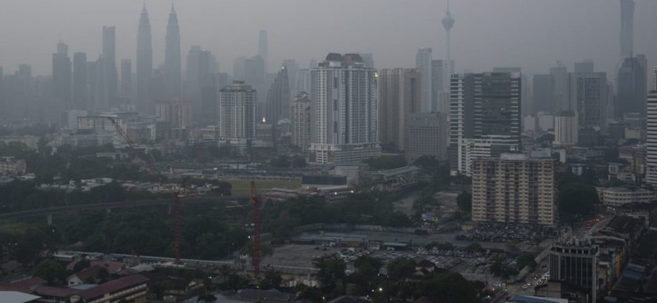 People in Malaysia advised to limit time outdoors, wear masks amid hot weather and haze