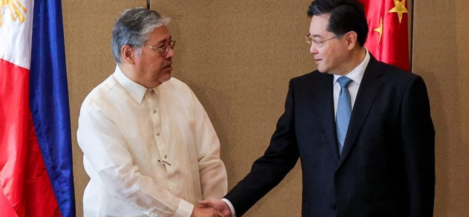 Philippines, China commit to working on resolving differences