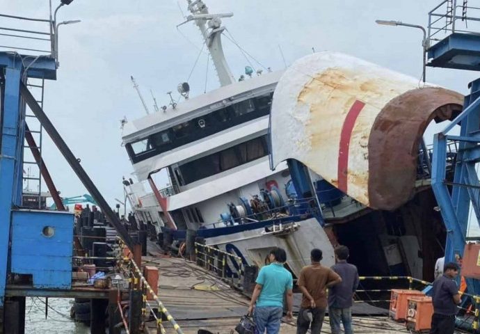 Samui ferry sinks at Don Sak pier