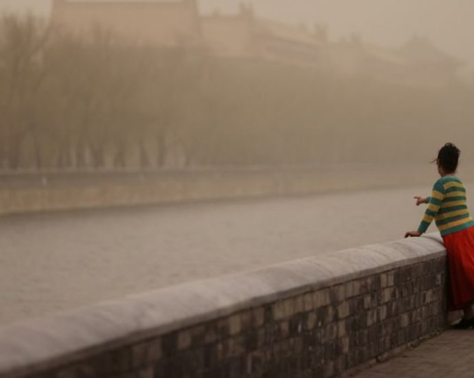 Sandstorms, dangerous pollution return to Beijing