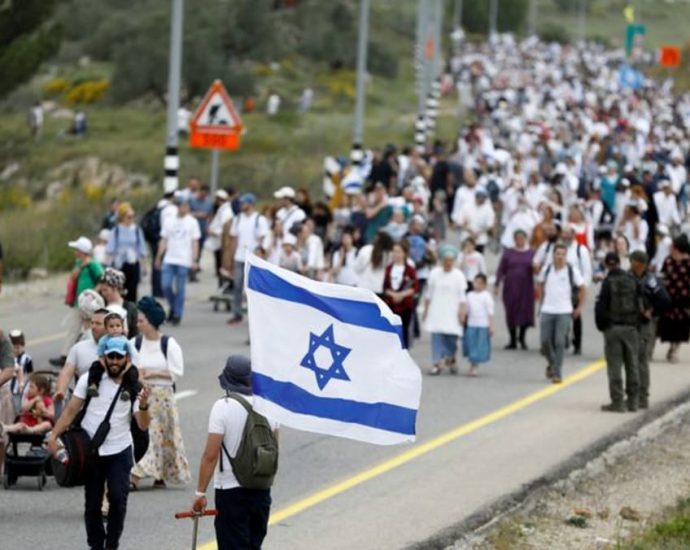 Thousands of Israelis march to illegal West Bank outpost as tensions mount