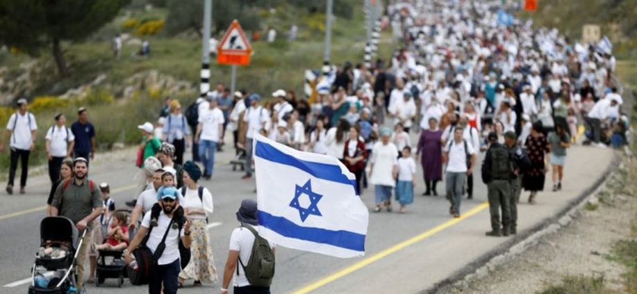 Thousands of Israelis march to illegal West Bank outpost as tensions mount