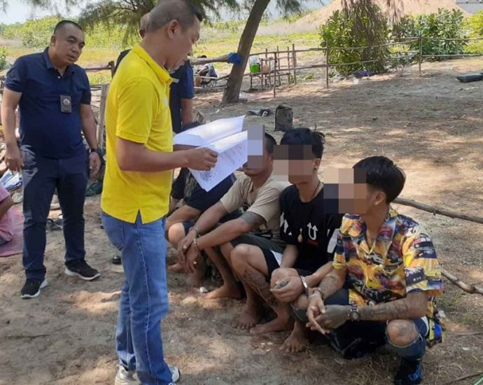 Wanted burglars arrested while enjoying Sattahip beach