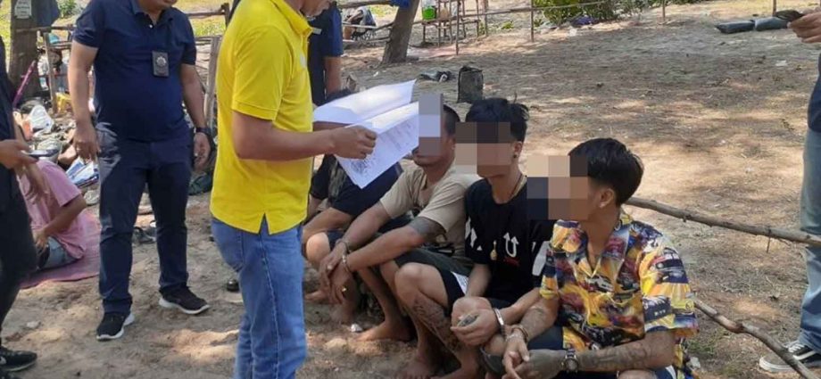 Wanted burglars arrested while enjoying Sattahip beach