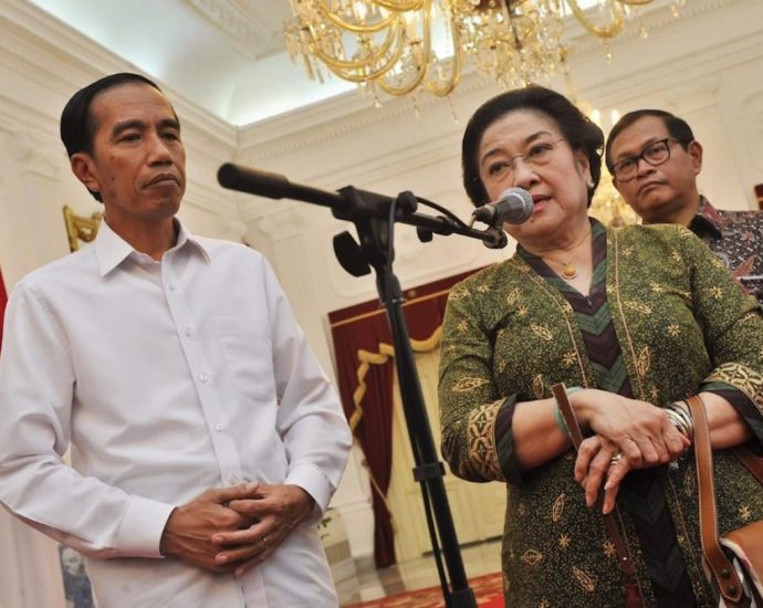 Widodo-Megawati split propels Prabowo into the lead