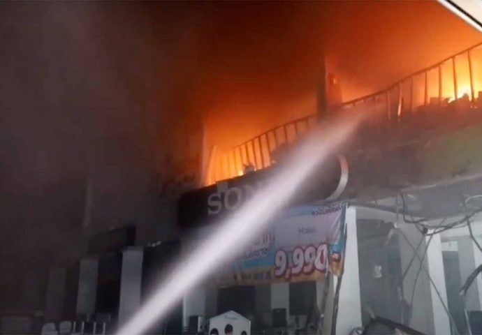 Big fire at Korat electrical appliance store