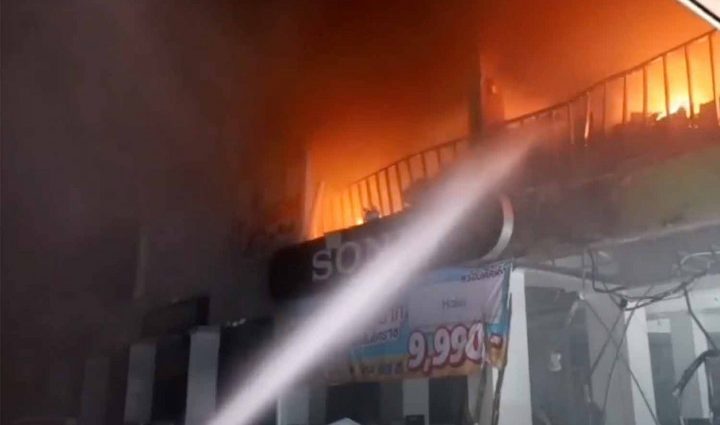 Big fire at Korat electrical appliance store