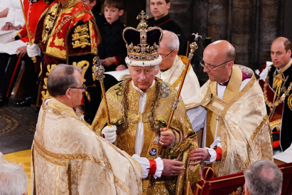 Charles III finally wears the crown