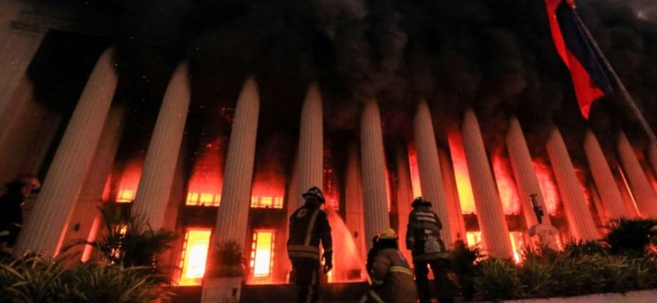 Fire destroys historic Philippine post office building
