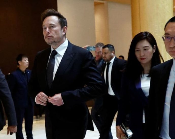 Musk talks ‘new energy vehicles’ with industry minister during China visit