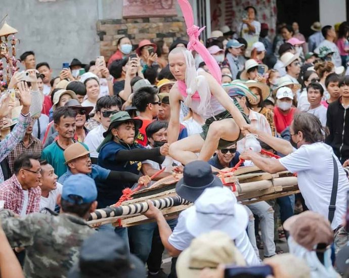 Spectacular ‘tossing’ ordination parade in Chaiyaphum