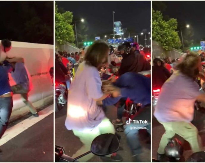 Two men who fought with motorcycle helmets at Woodlands Checkpoint detained by authorities