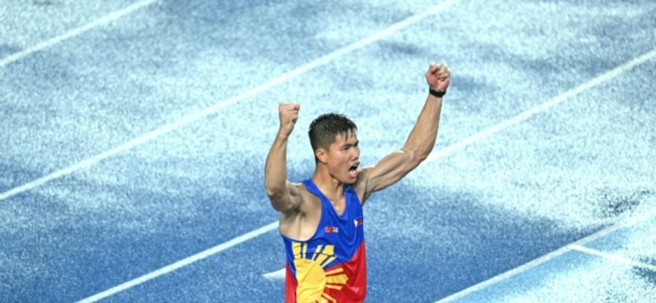 World No 3 pole vaulter to auction off winning shoes from SEA Games for Philippine kids