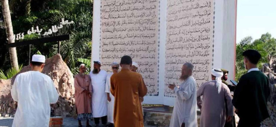 Yalaâs giant Koran pulls in Muslim visitors
