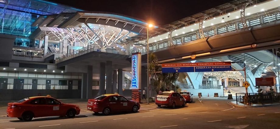 2 men arrested after allegedly urinating in public areas at Johor CIQ complex