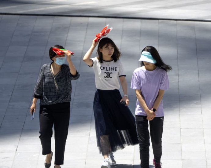 Beijing sizzles with hot weather alert at highest level