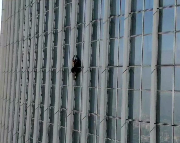 British man detained climbing South Korean skyscraper