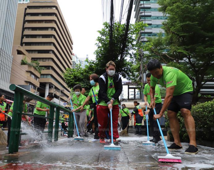 Chadchart hails uni at cleanup day event