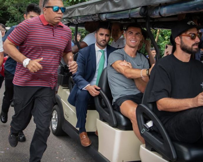 Cristiano Ronaldo visits Singapore, surrounded by fans at Botanic Gardens