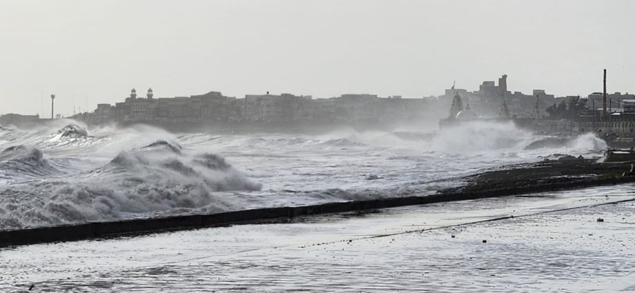 India, Pakistan brace for severe cyclone, deploy rescuers to coastal regions