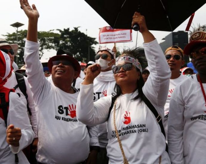 Indonesian doctors, nurses protest proposed changes to healthcare laws