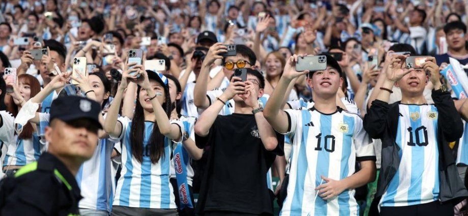 Messi mania grips crowd at Chinaâs Workersâ Stadium