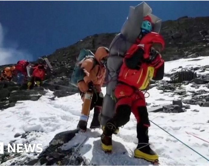 Moment climber is rescued from Everest âdeath zoneâ