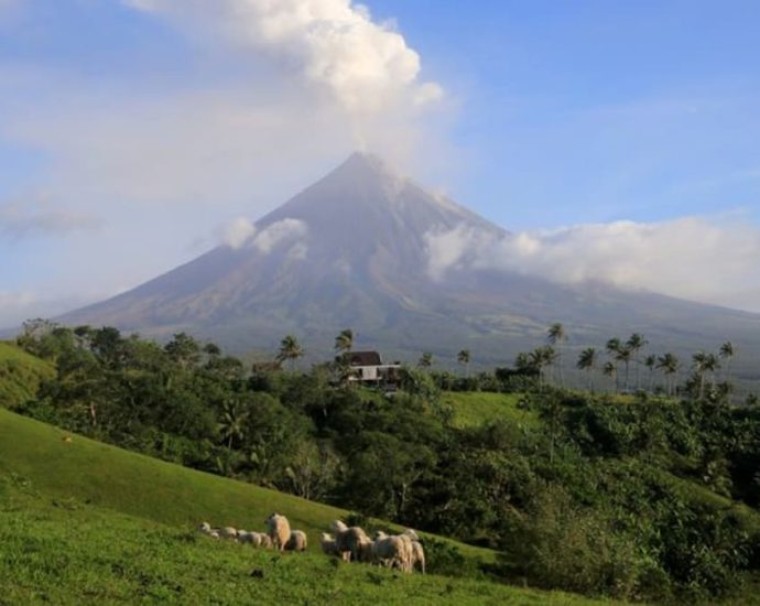 Philippines on alert as Mount Mayon volcano spews ash