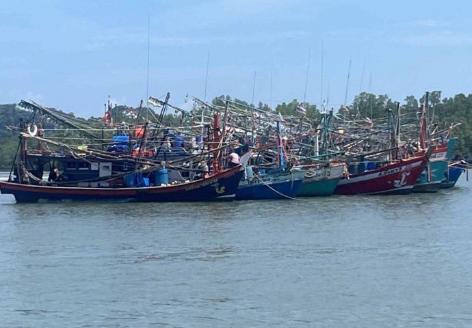 Unhappy fishermen block Pak Bara canal in Satun