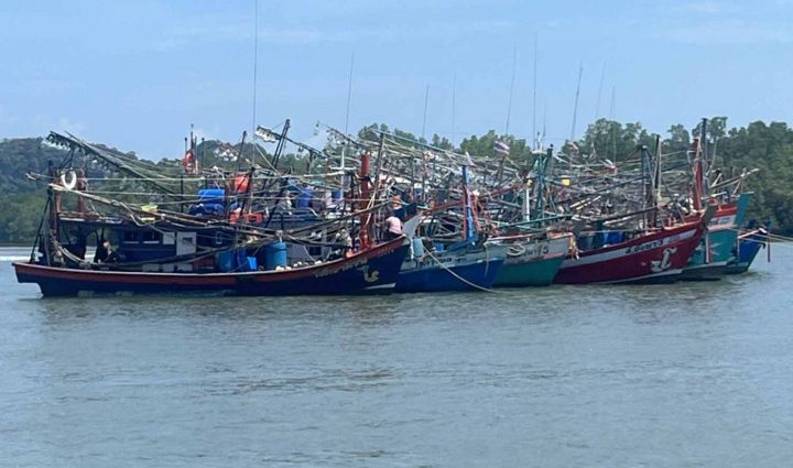 Unhappy fishermen block Pak Bara canal in Satun