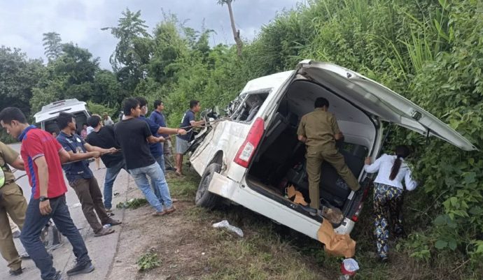 Five Thais killed in road collision in Laos