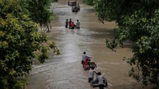 Hundreds evacuated in Delhi as water levels rise