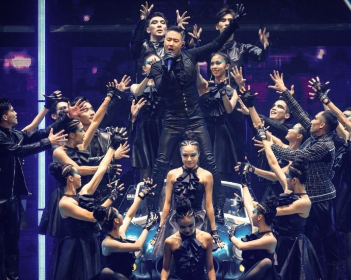 Jacky Cheung wows Singapore concert crowd with the same perfect split he did in Macao