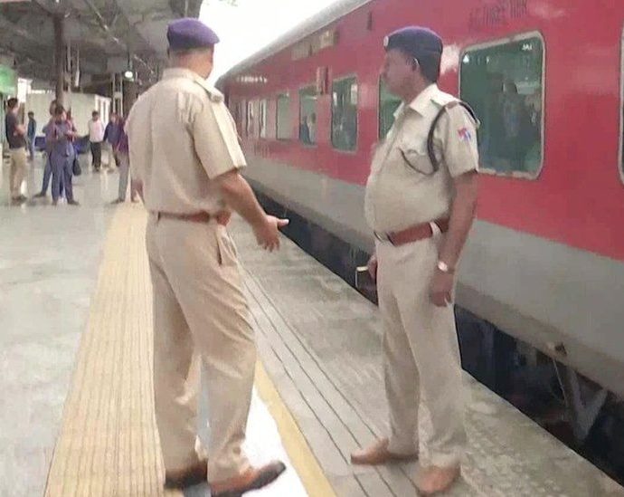 Jaipur-Mumbai train: India railway constable shoots four dead on train