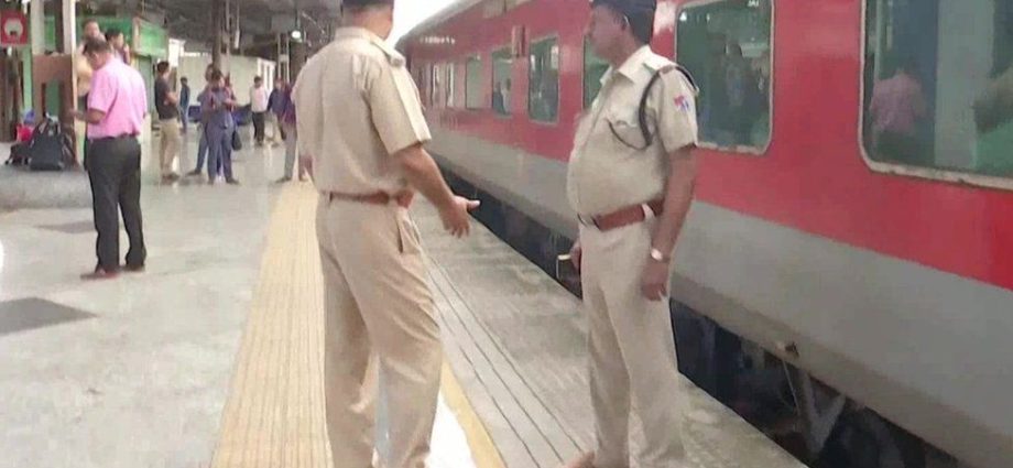 Jaipur-Mumbai train: India railway constable shoots four dead on train