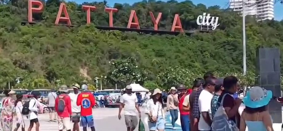 Pattaya, Koh Larn packed with holidaymakers